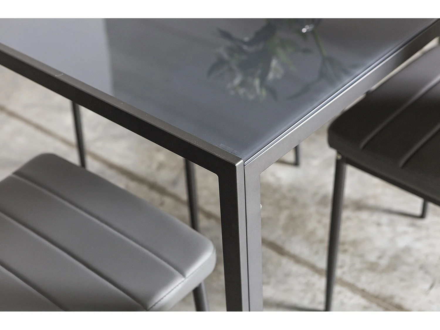 Ensemble de salle à manger avec 4 chaises et table rectangulaire, style moderne, plateau en verre trempé, chaises en similicuir – Ettore+Lidia/Gris