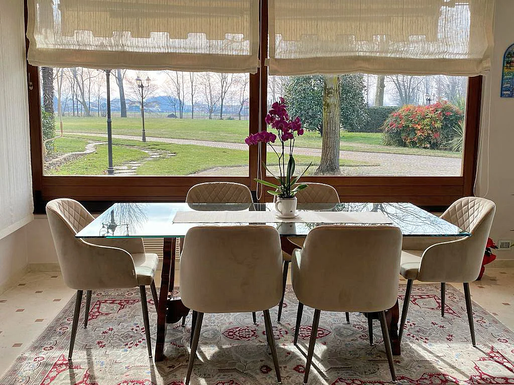 Lot de 2 chaises en velours d’intérieur, dossier haut, pieds en métal, idéales pour cuisine, salle à manger, bar ou restaurant – Beige/Taupe – Tessa