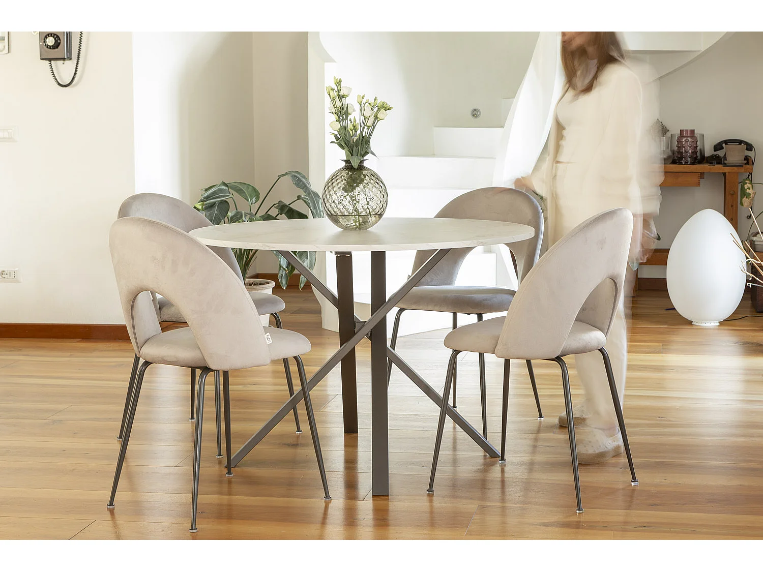 Table ronde ⌀110 cm, pieds croisés en métal, plateau stratifié, table à manger pour 4 personnes, pieds en X, style moderne - Carlo - Marbre