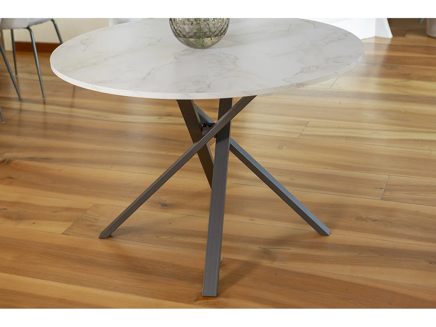 Table ronde ⌀110 cm, pieds croisés en métal, plateau stratifié, table à manger pour 4 personnes, pieds en X, style moderne - Carlo - Marbre