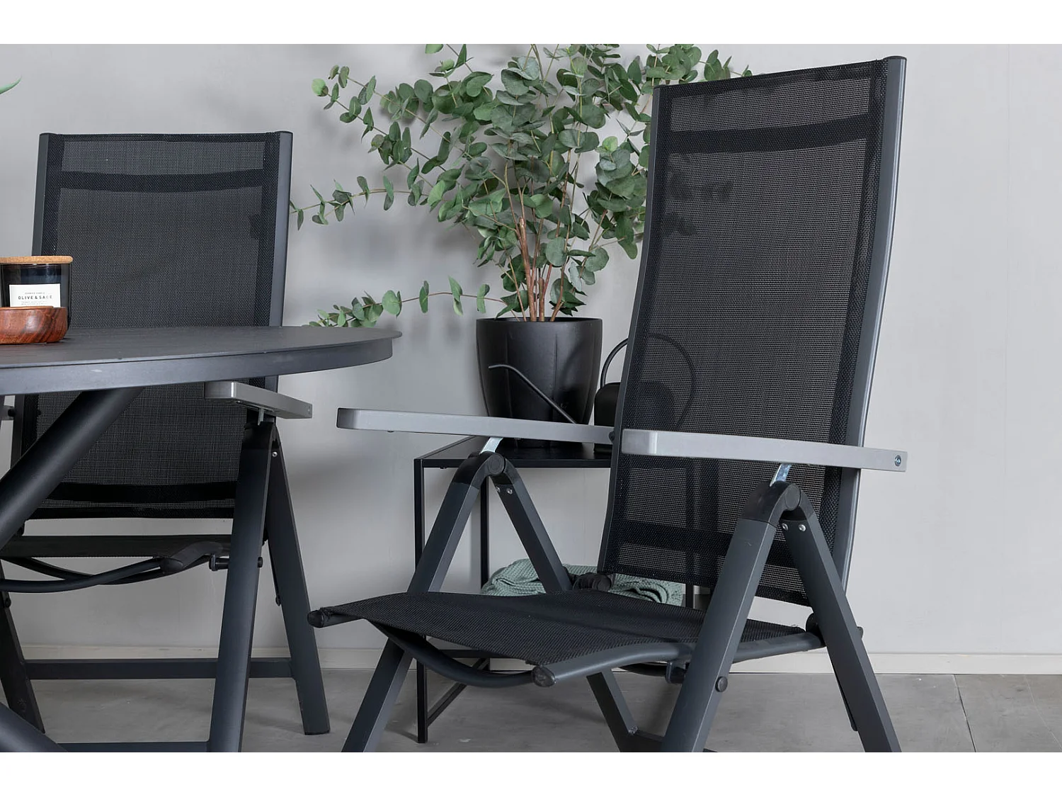 Alma Gartenset Tisch Ø120cm und 4 Stühle L5pos Albany schwarz.