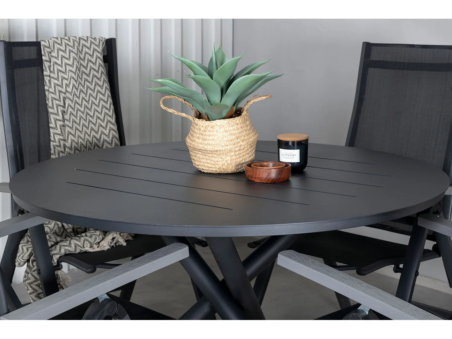 Alma Gartenset Tisch Ø120cm und 4 Stühle L5pos Albany schwarz.
