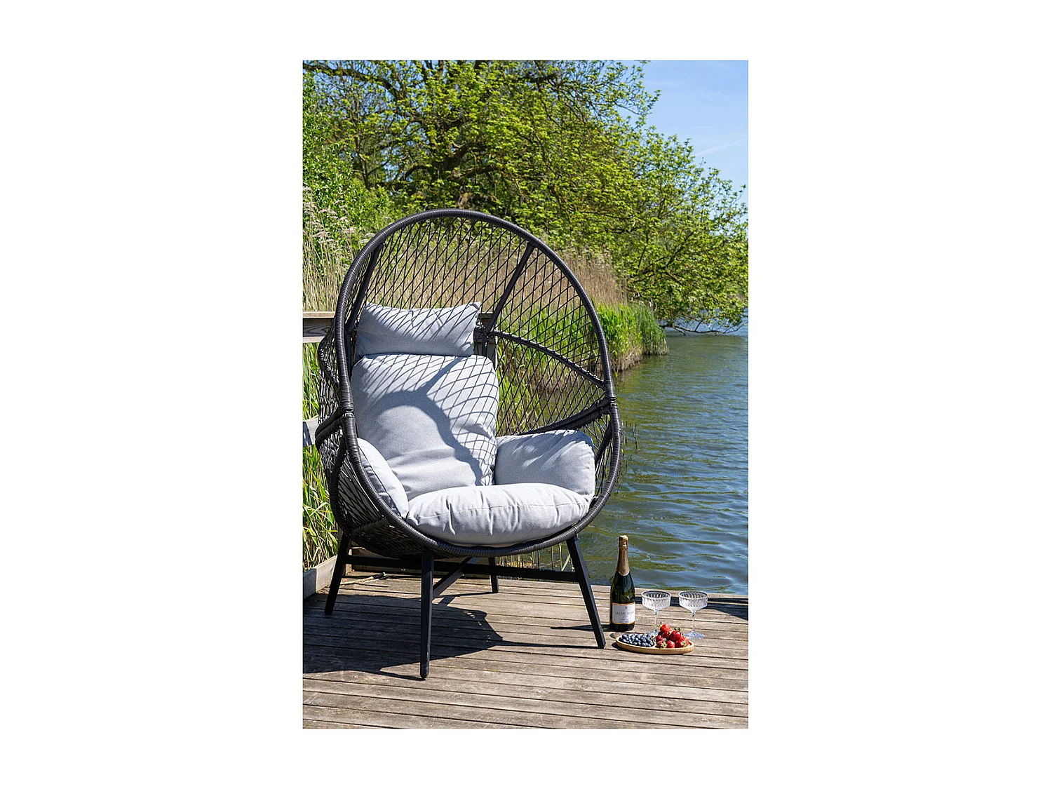 Rosario chaise longue avec coussin extérieur noir.