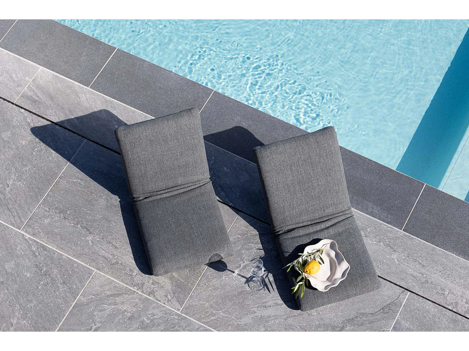 Carrello solare Trond con cuscini neri.