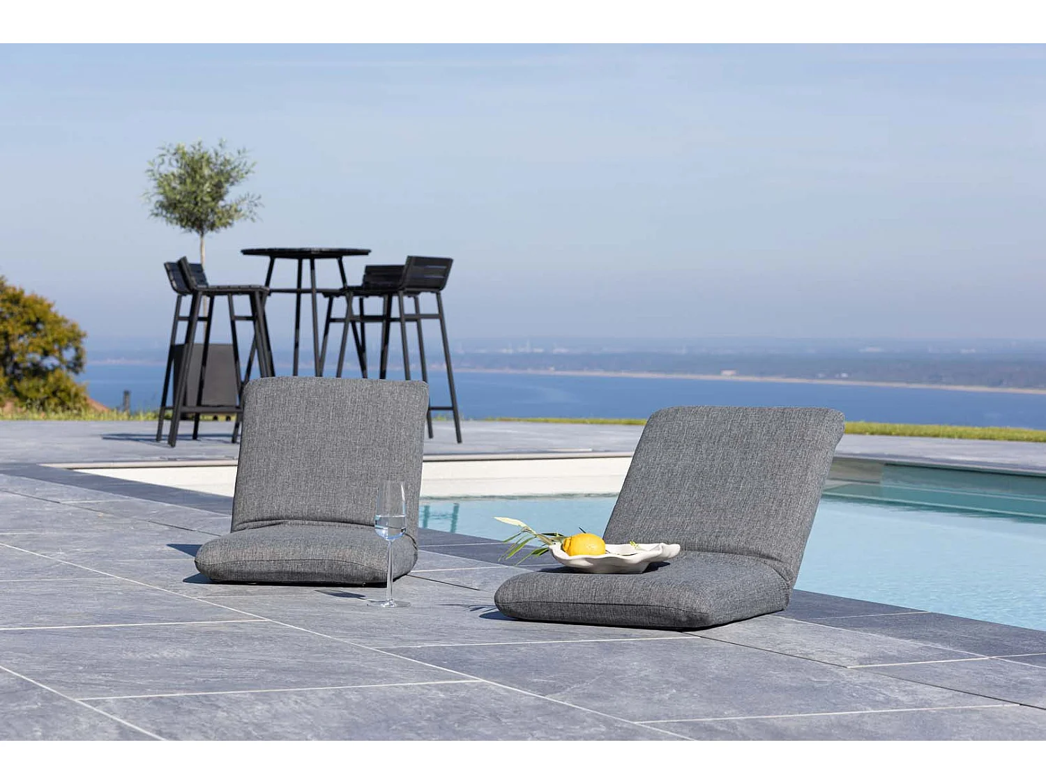 Carrello solare Trond con cuscini neri.