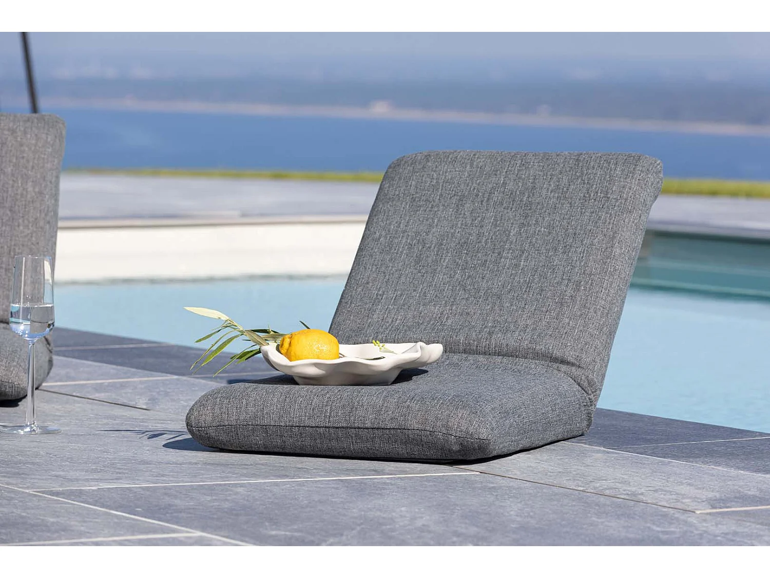 Carrello solare Trond con cuscini neri.