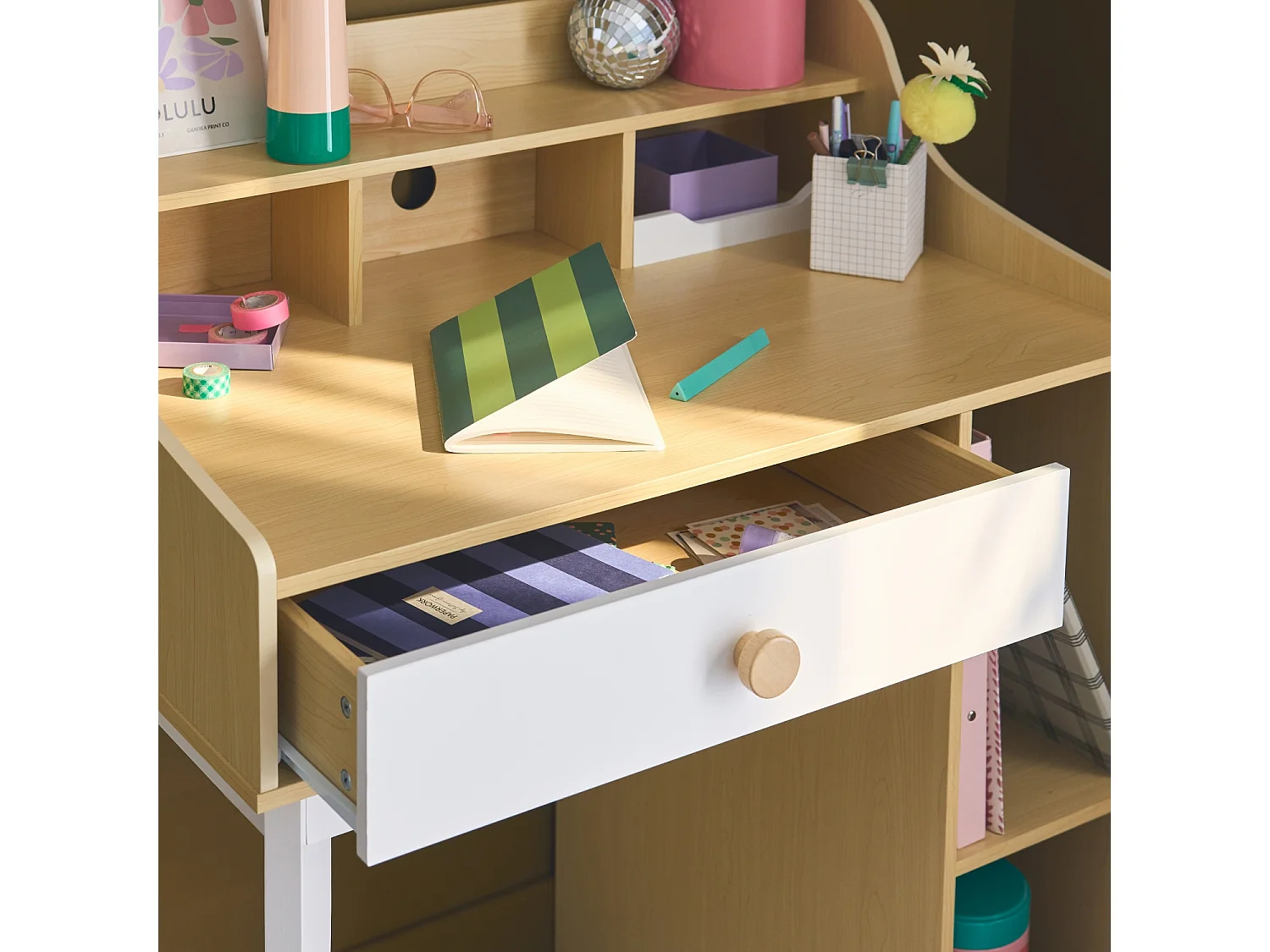 Escritorio infantil con cajón y estantes blanco y natural