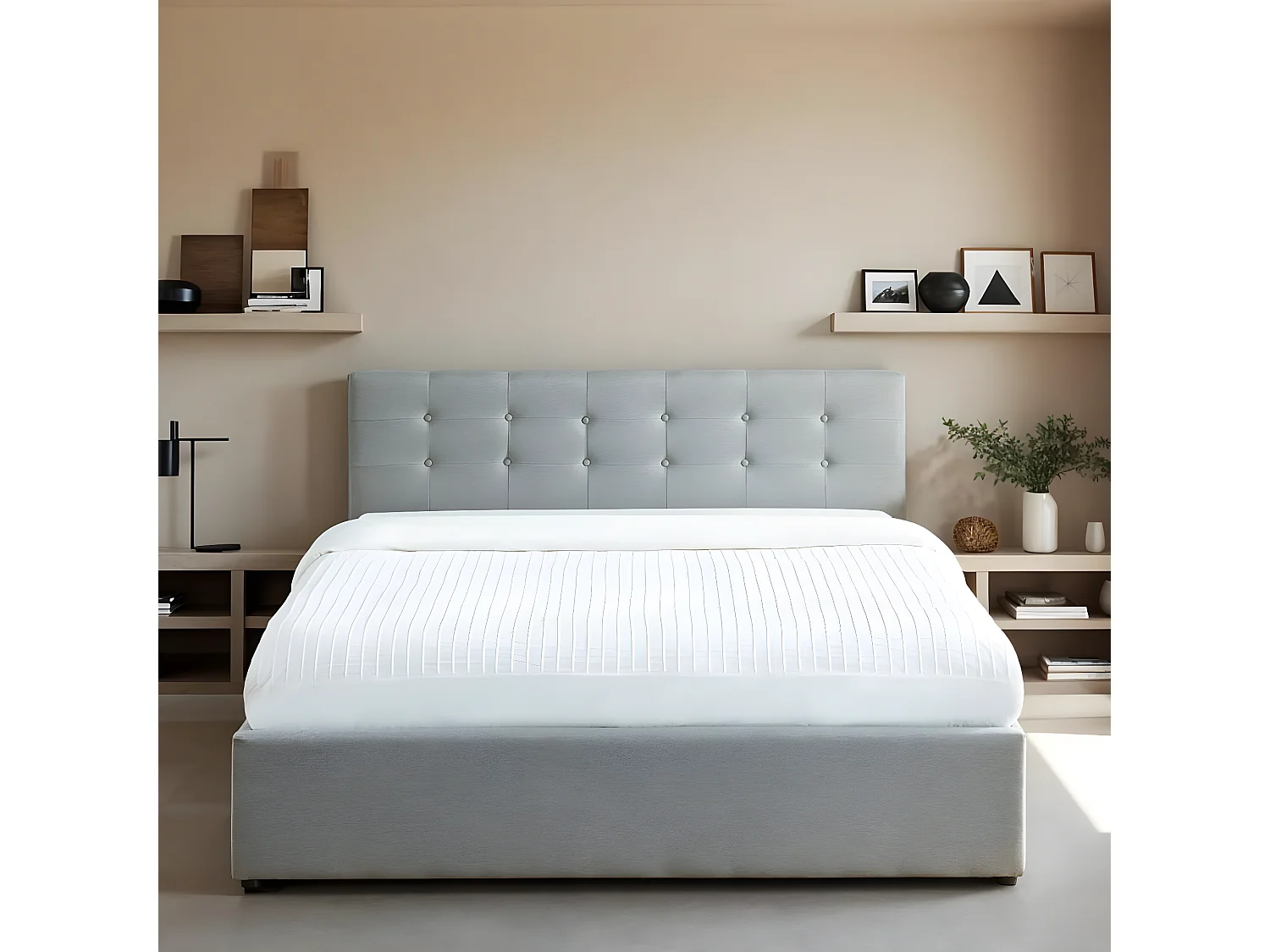 Lit coffre 180x200 en tissu gris clair avec tête de lit et sommier à lattes - Tina