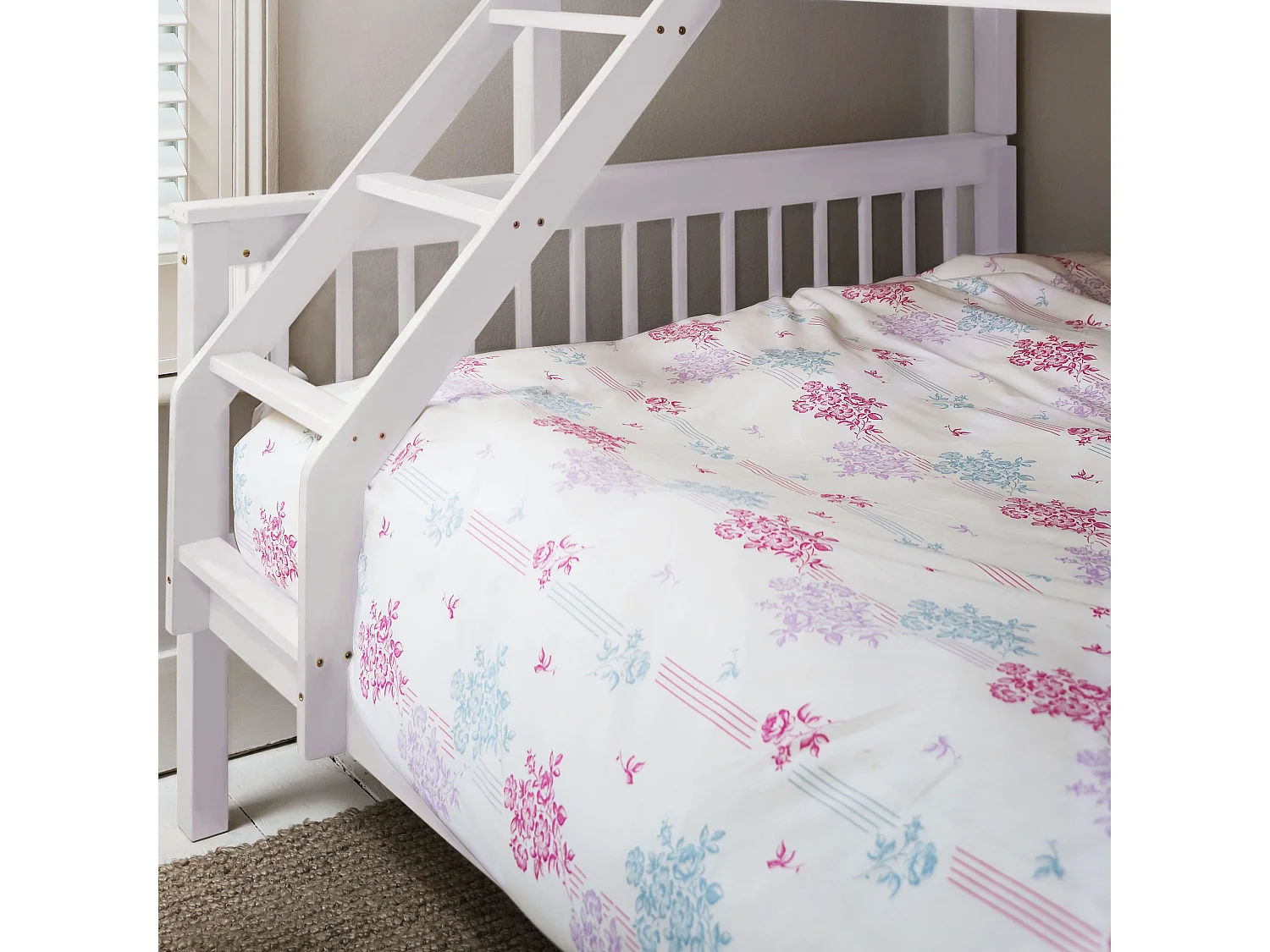 Noa & Nani Hanna Triple Bunk Bed with Flo Pull Out Trundle in White