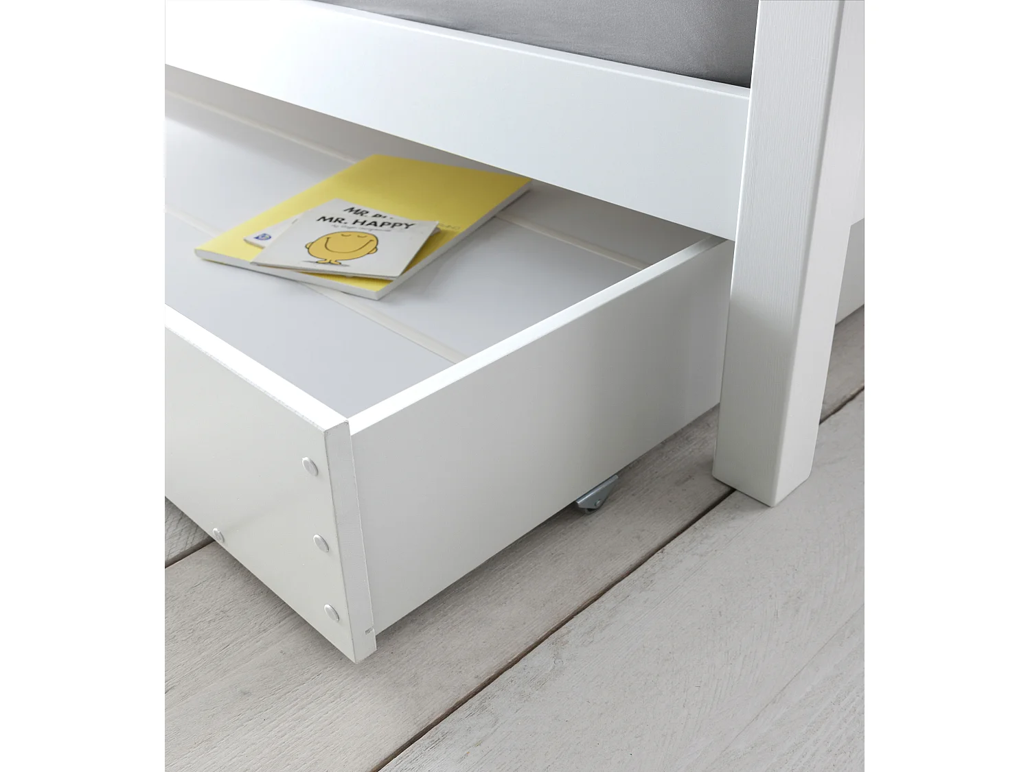 Noa & Nani Hanna Triple Bunk Bed with Flo Pull Out Trundle in White