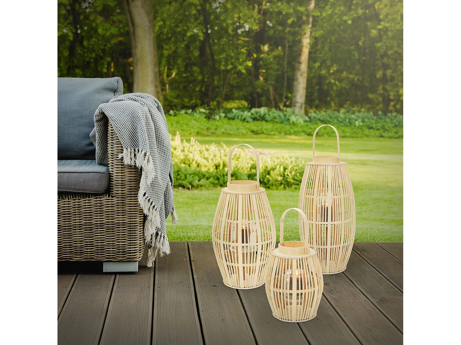 Lanterne en bambou H 44 cm naturel avec poignée et insert en verre style bohème pour jardin salon porte-bougie tressé décoratif extérieur ou intérieur