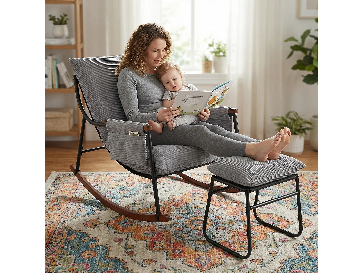 Confort Exceptionnel – Fauteuil à Bascule en Métal avec Accoudoirs en Bois et Repose-pieds, Coussin Épais de 15 cm, Design Moderne en Tissu Rayé, Idéal pour le Salo