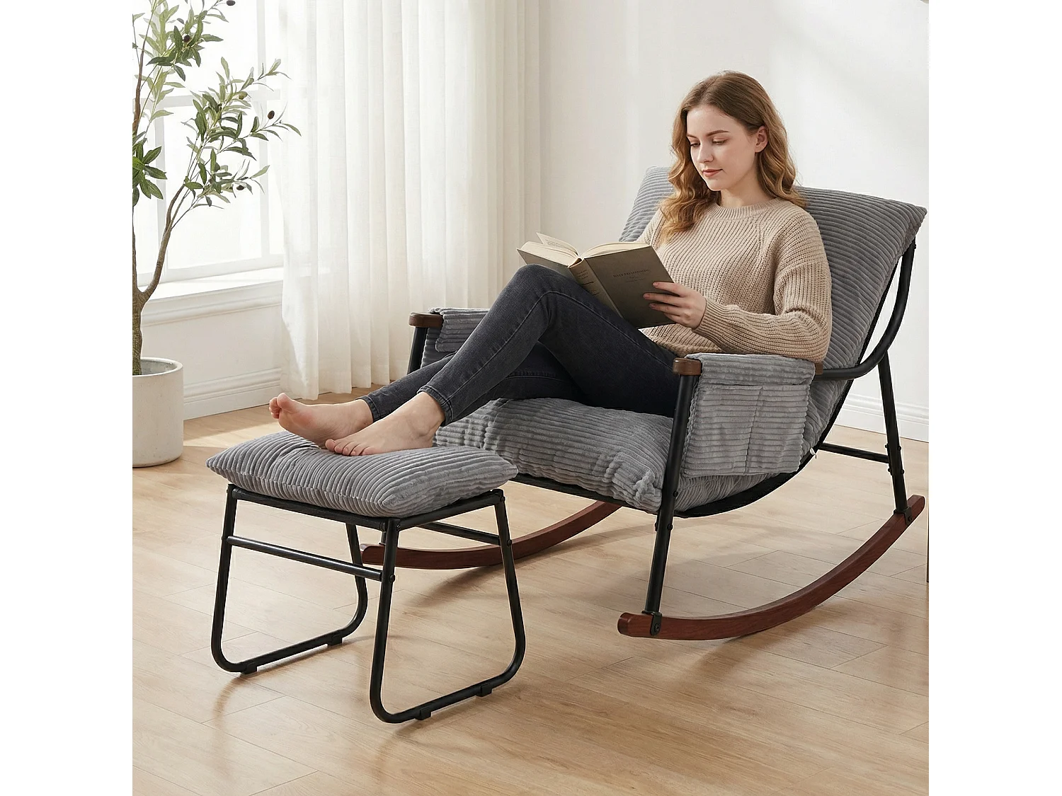 Confort Exceptionnel – Fauteuil à Bascule en Métal avec Accoudoirs en Bois et Repose-pieds, Coussin Épais de 15 cm, Design Moderne en Tissu Rayé, Idéal pour le Salo