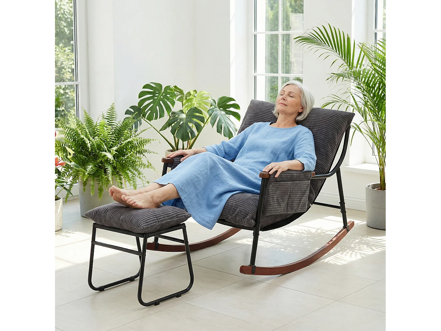 Confort Exceptionnel – Fauteuil à Bascule en Métal avec Accoudoirs en Bois et Repose-pieds, Coussin Épais de 15 cm, Design Moderne en Tissu Rayé, Idéal pour le Salo