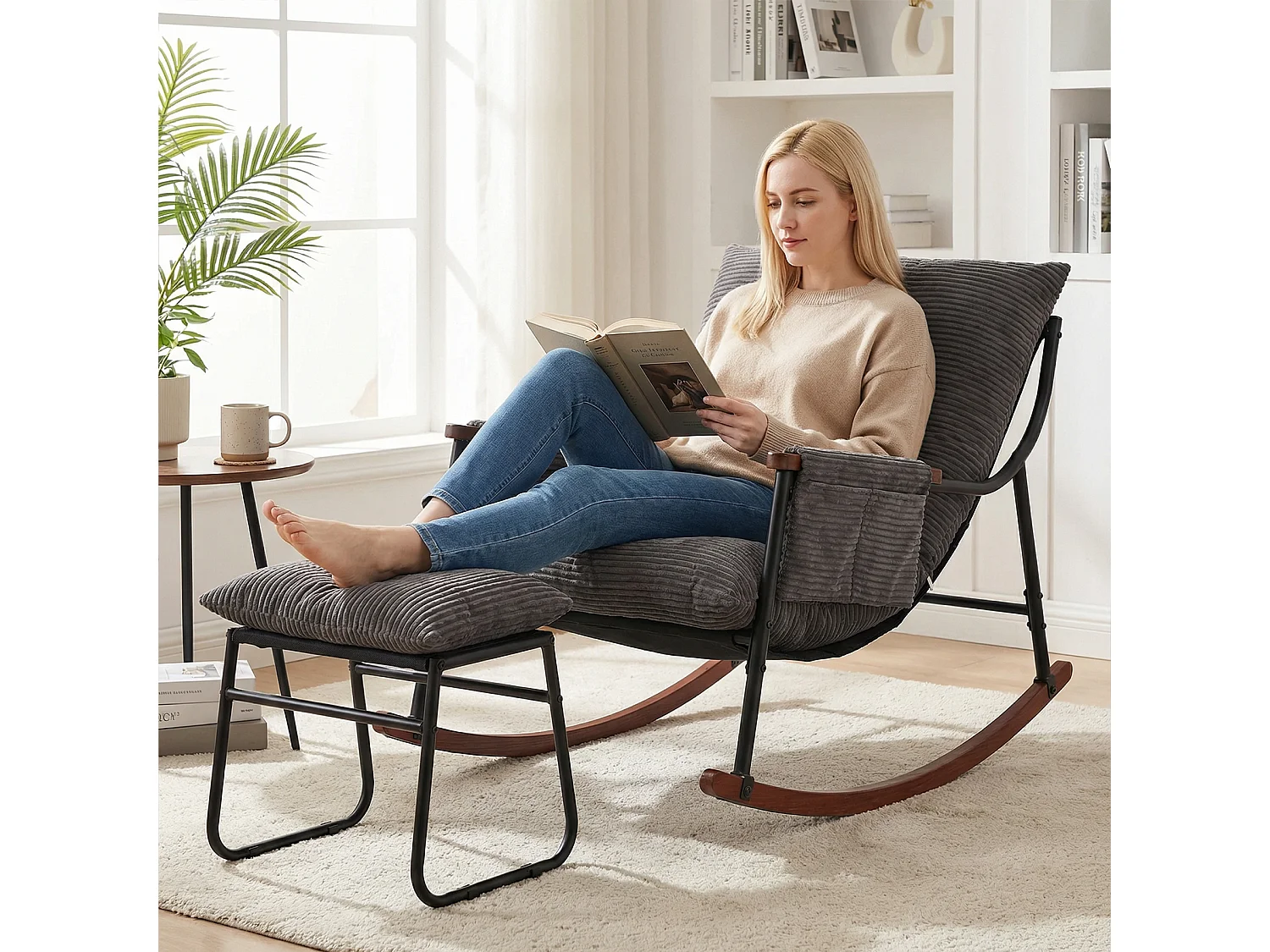 Confort Exceptionnel – Fauteuil à Bascule en Métal avec Accoudoirs en Bois et Repose-pieds, Coussin Épais de 15 cm, Design Moderne en Tissu Rayé, Idéal pour le Salo