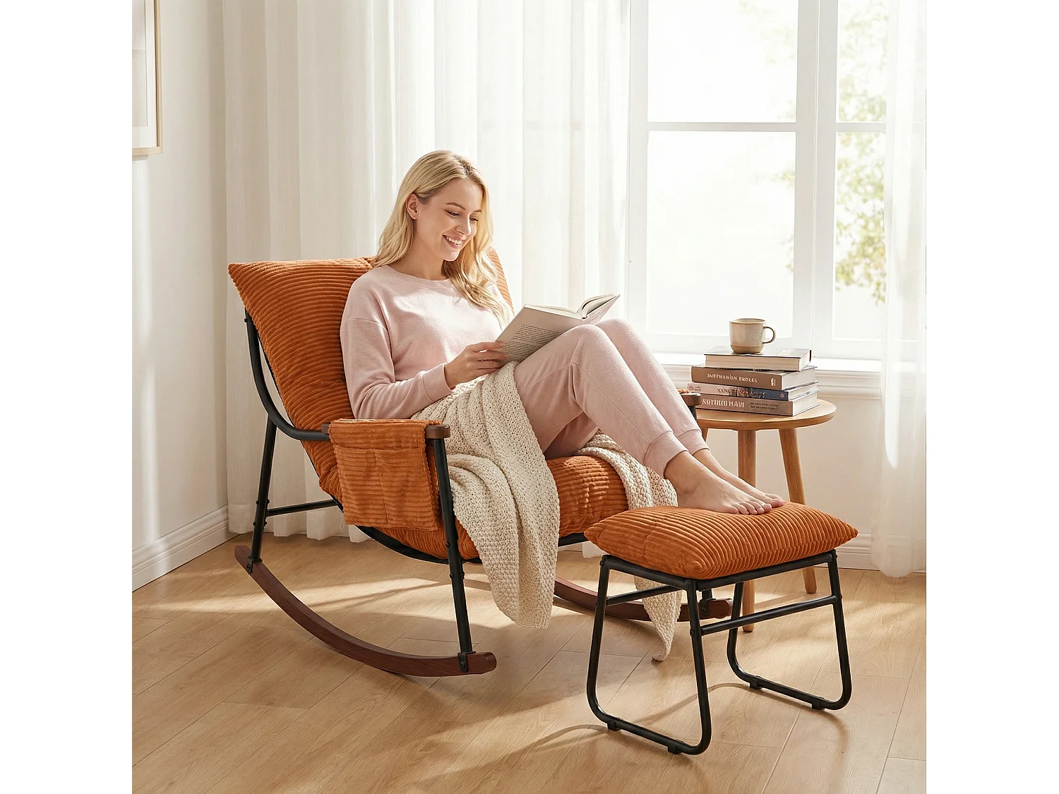 Confort Exceptionnel – Fauteuil à Bascule en Métal avec Accoudoirs en Bois et Repose-pieds, Coussin Épais de 15 cm, Design Moderne en Tissu Rayé, Idéal pour le Salo