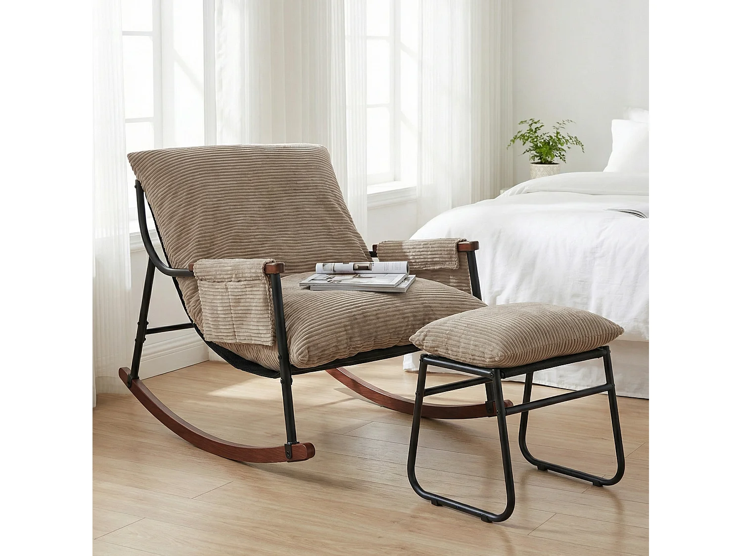Confort Exceptionnel – Fauteuil à Bascule en Métal avec Accoudoirs en Bois et Repose-pieds, Coussin Épais de 15 cm, Design Moderne en Tissu Rayé, Idéal pour le Salo