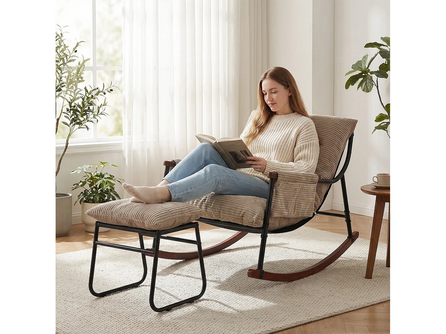 Confort Exceptionnel – Fauteuil à Bascule en Métal avec Accoudoirs en Bois et Repose-pieds, Coussin Épais de 15 cm, Design Moderne en Tissu Rayé, Idéal pour le Salo