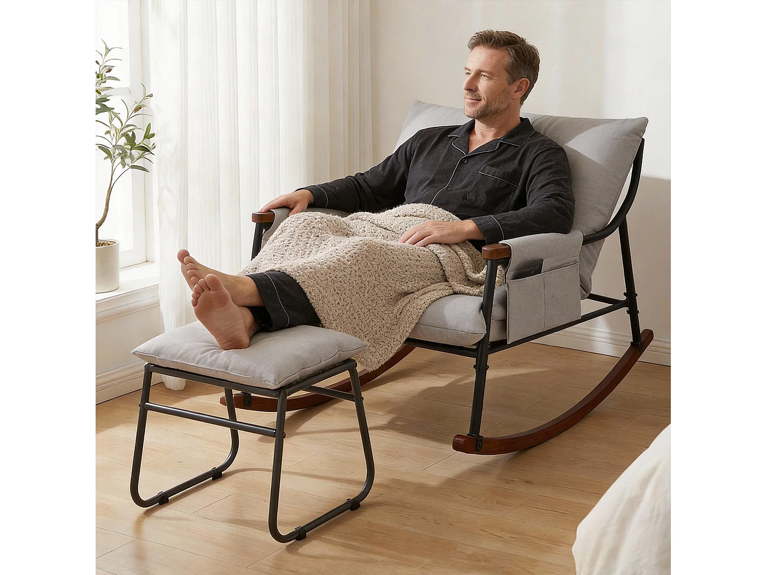 Élégant et Durable – Fauteuil à Bascule en Métal avec Accoudoirs en Bois et Repose-pieds, Coussin Épais de 15 cm, Revêtement en Tissu Technique Moderne, Parfait pou