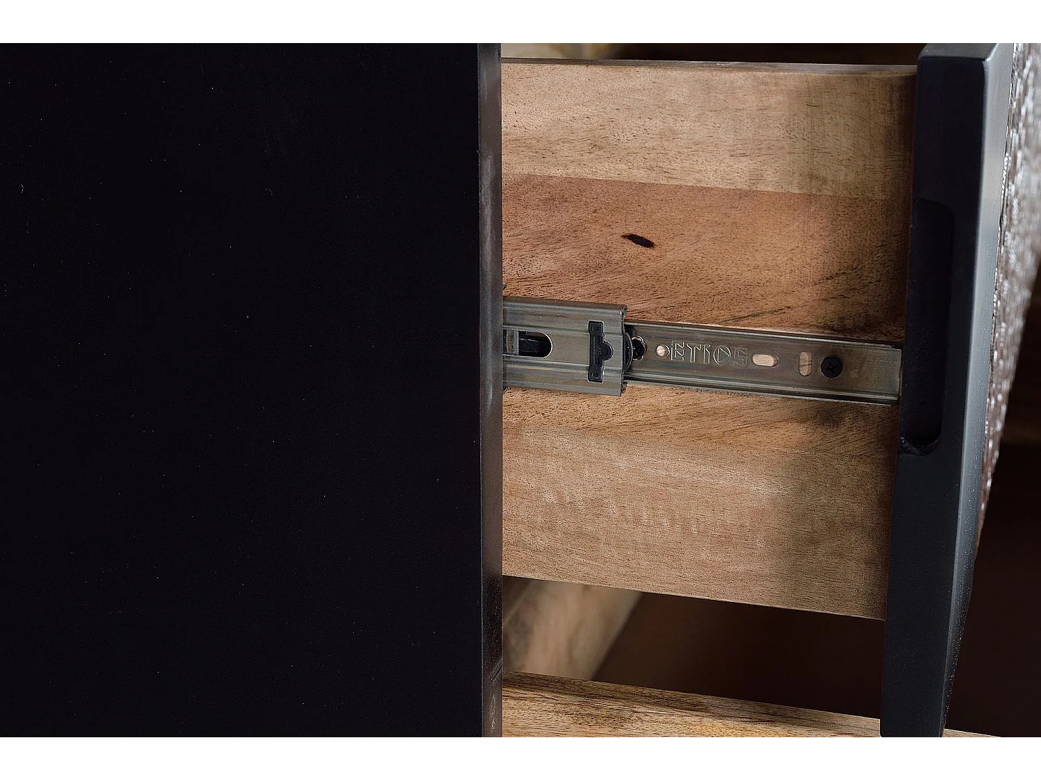 Kommode aus Mangoholz mit kreisförmigem Detail