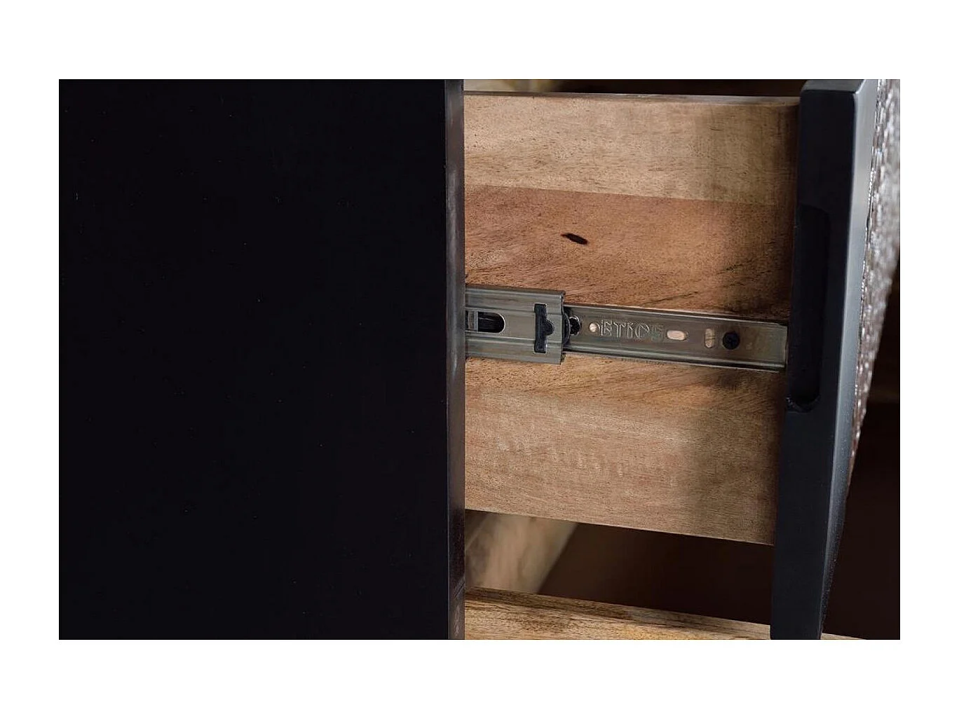 Kommode aus Mangoholz mit kreisförmigem Detail