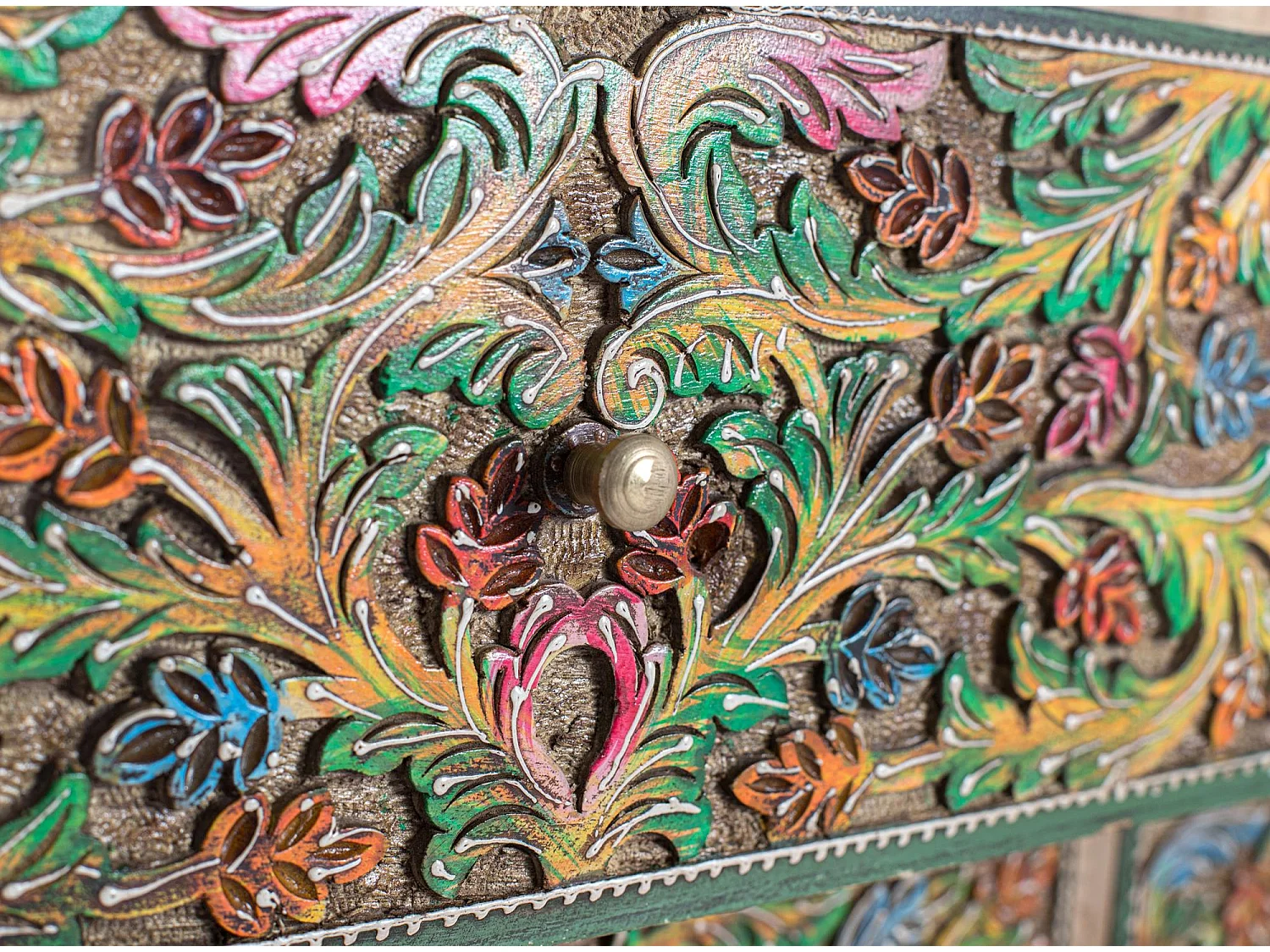 Commode ornée de motifs floraux peints à la main, 116 cm de long