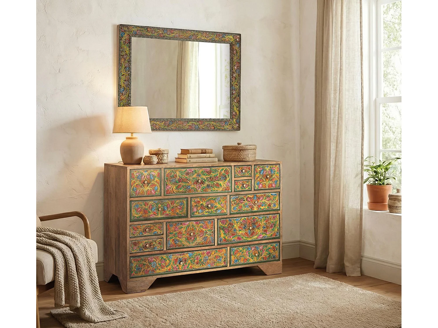 Commode ornée de motifs floraux peints à la main, 116 cm de long