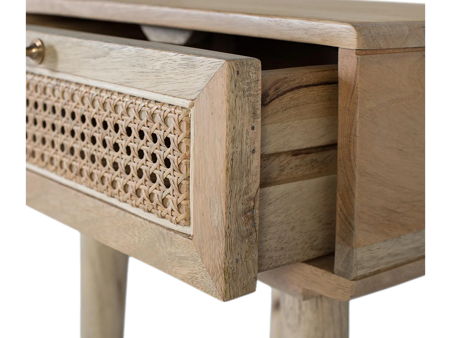 Table de chevet avec tiroir avant et structure en rotin tressé.