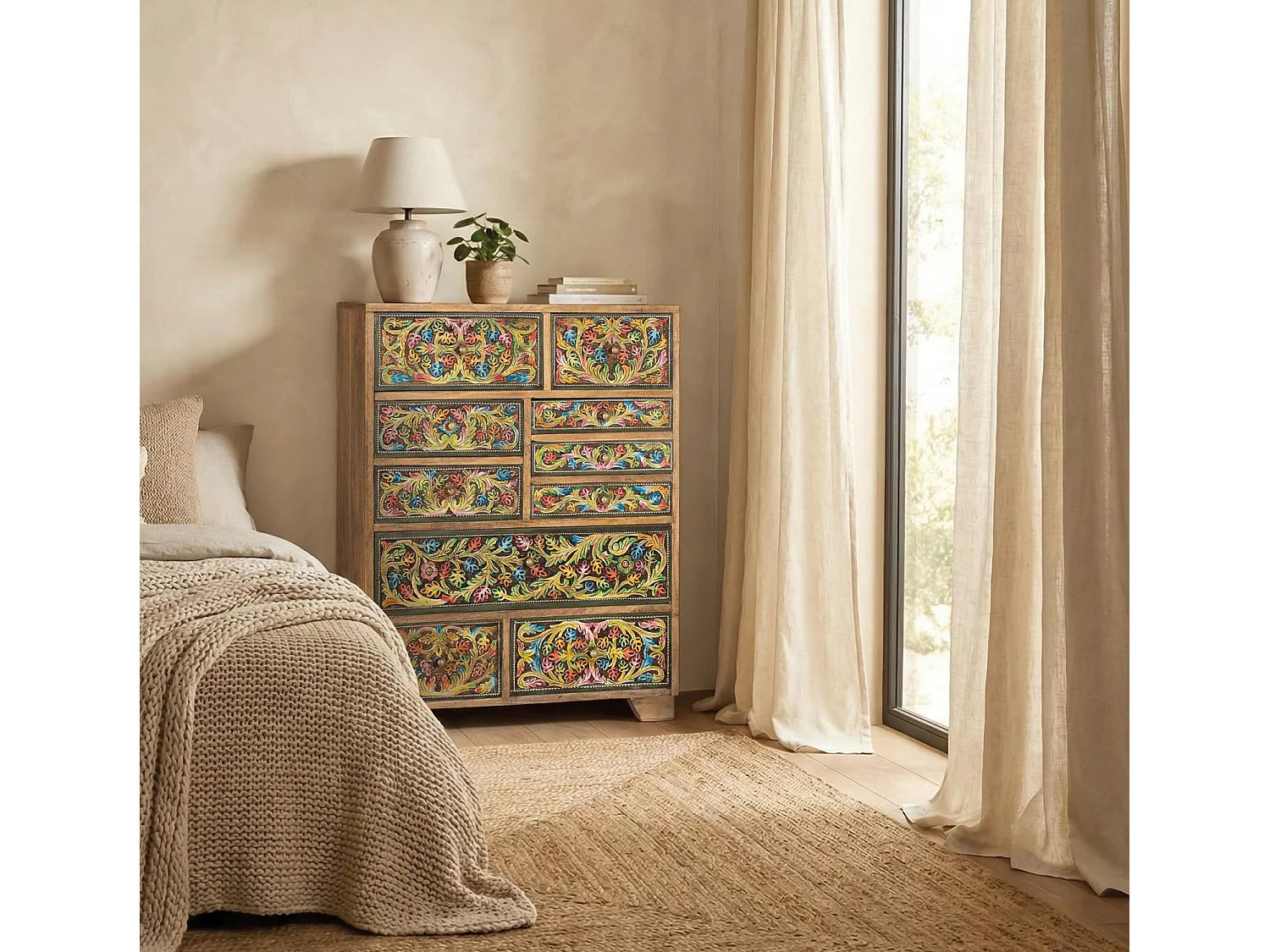 Commode ornée de motifs floraux peints à la main, 70 cm de long