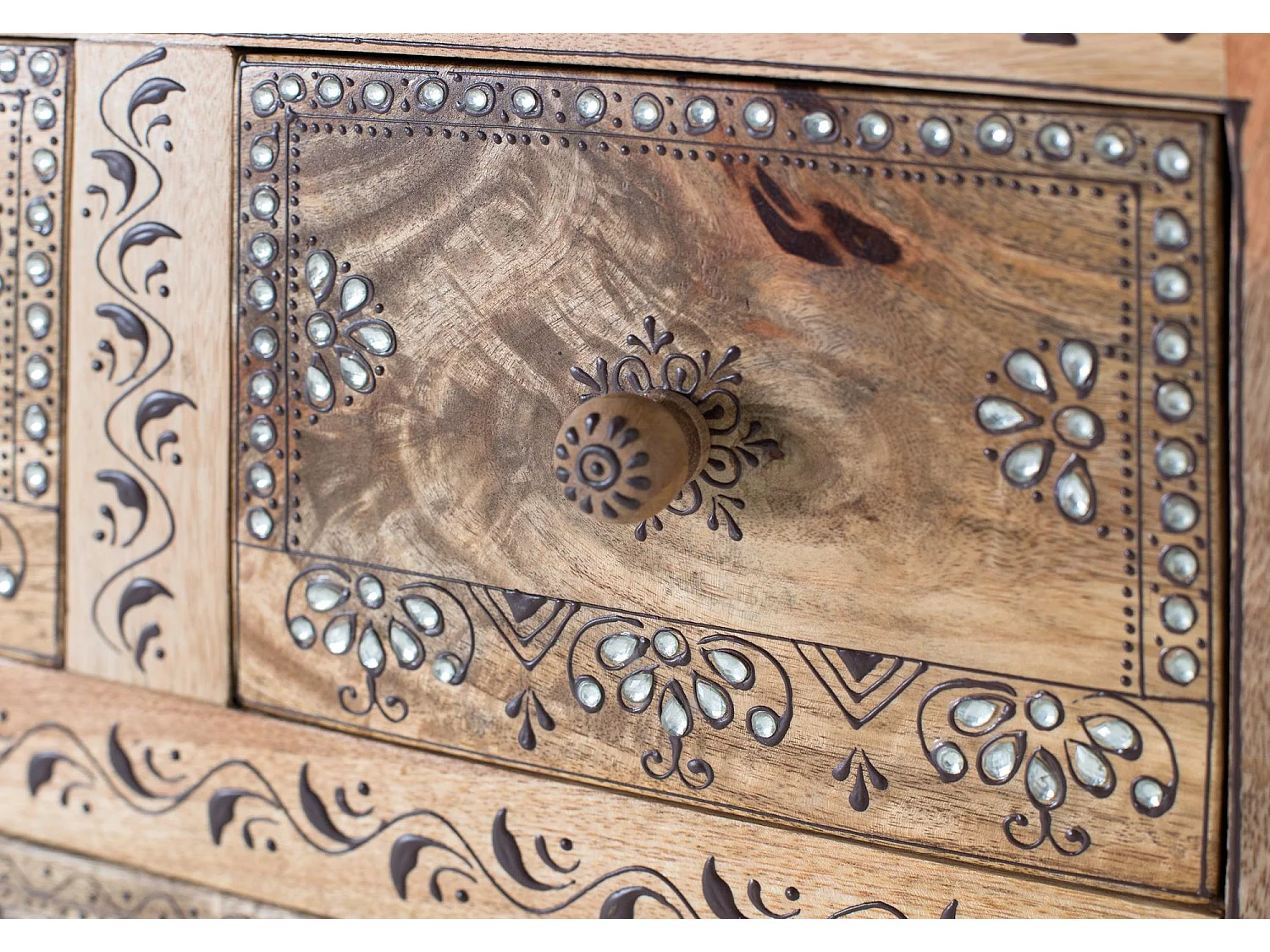 Commode à 7 tiroirs et deux portes en bois de manguier massif