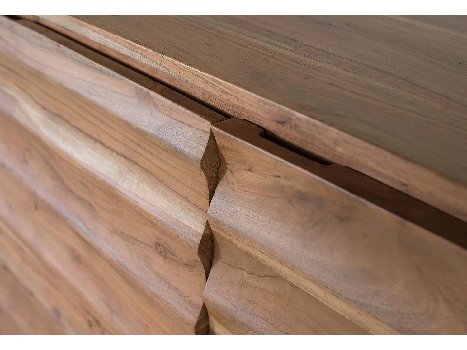 Buffet en bois d'acacia massif avec étagères intérieures