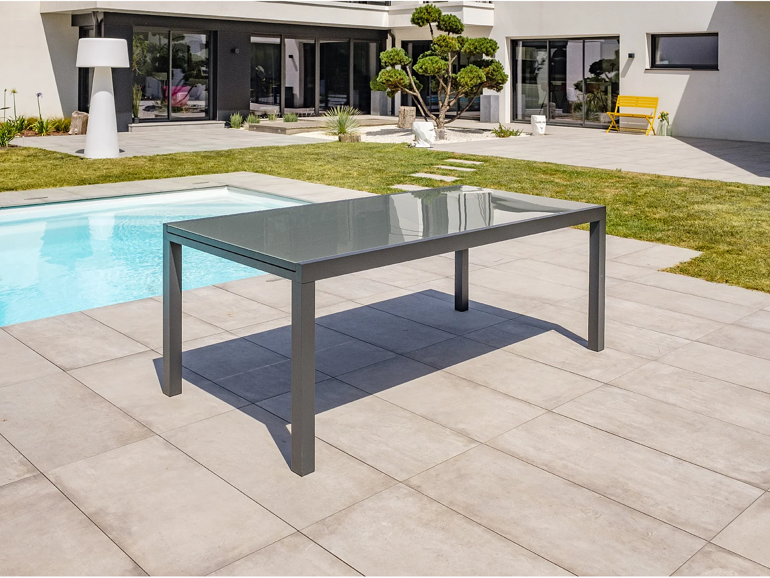 12-Sitzer-Essgruppe ausfarbenem Aluminium und Glasplatte