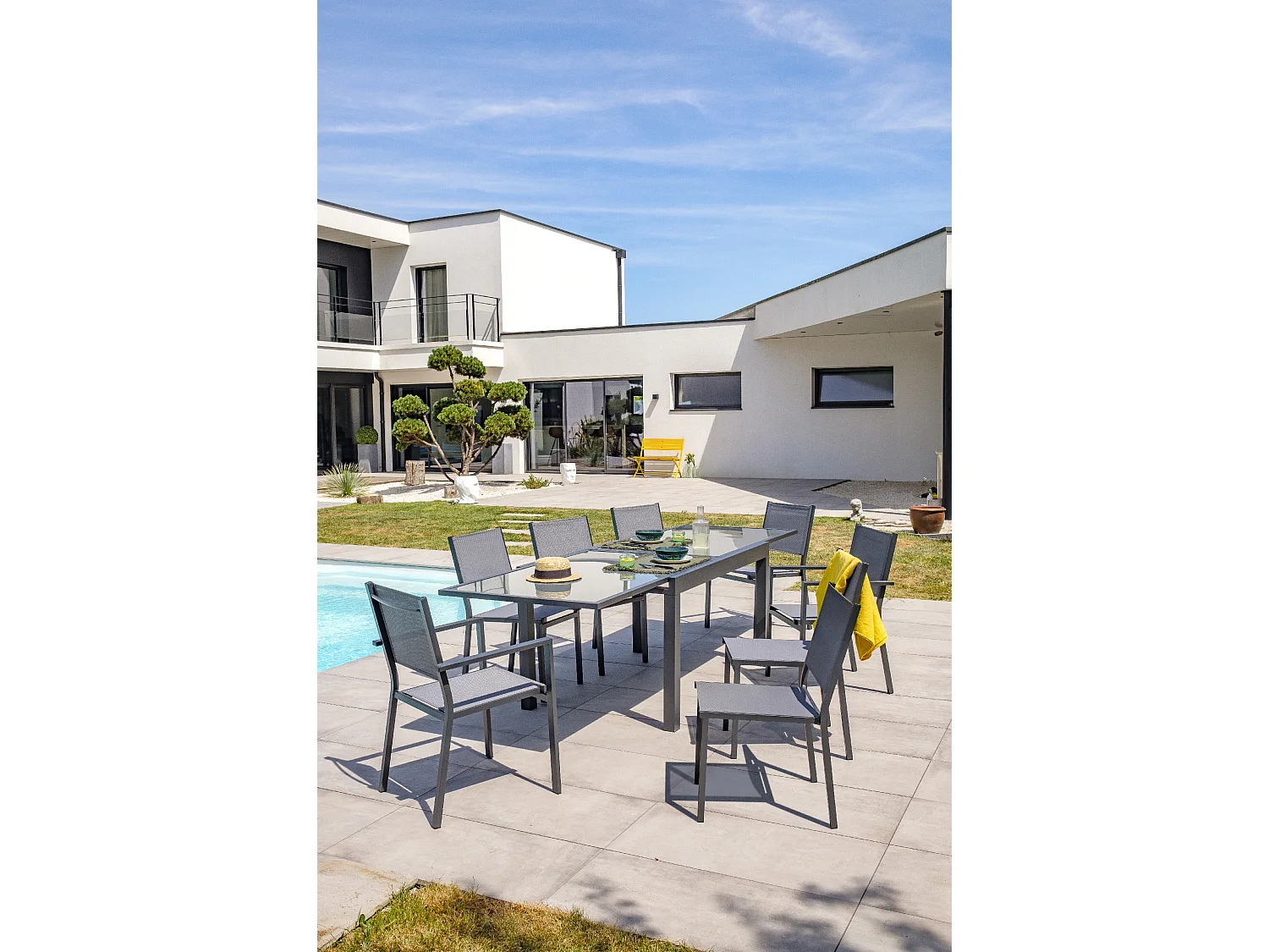 Ensemble repas 8 places en aluminium et plateau verre - TOLEDE