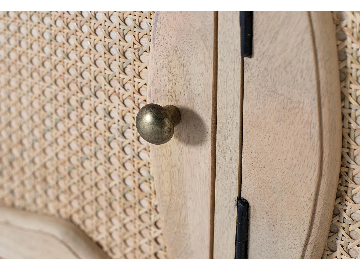 Meuble TV en bois de manguier avec 4 portes et design artisanal