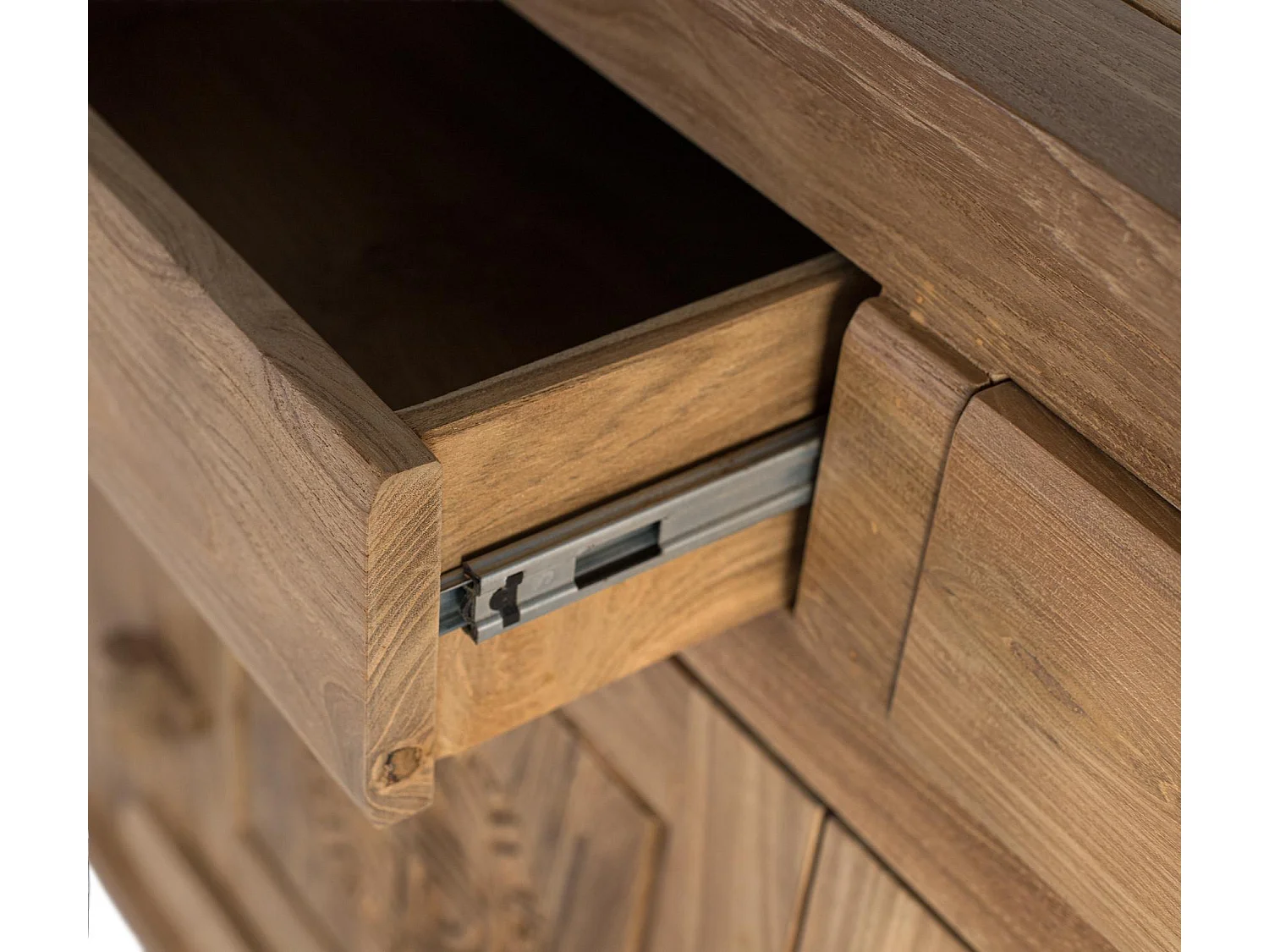 Credenza in teak massello con cassetti e ante intagliate in stile orientale.