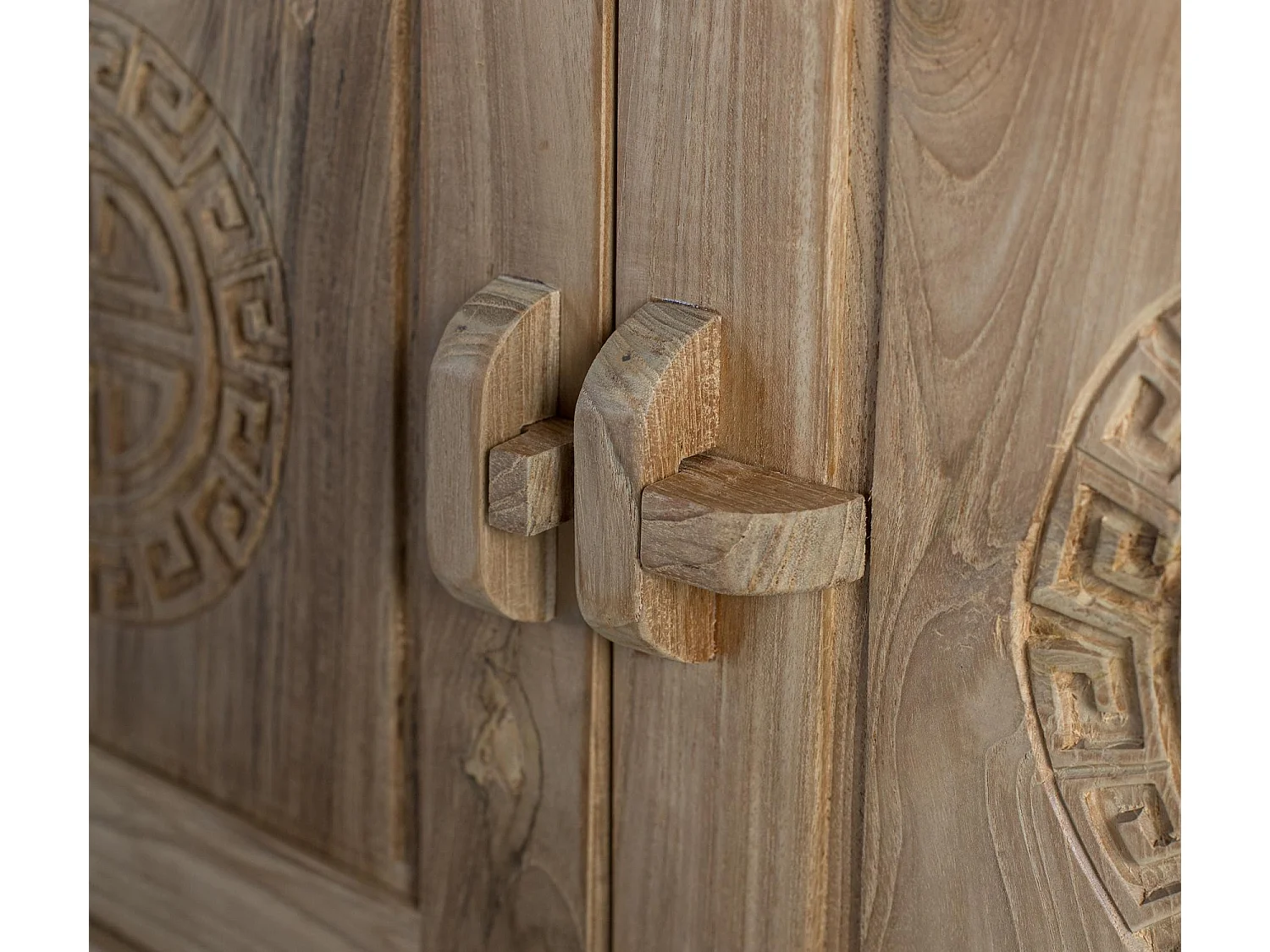 Credenza in teak massello con cassetti e ante intagliate in stile orientale.