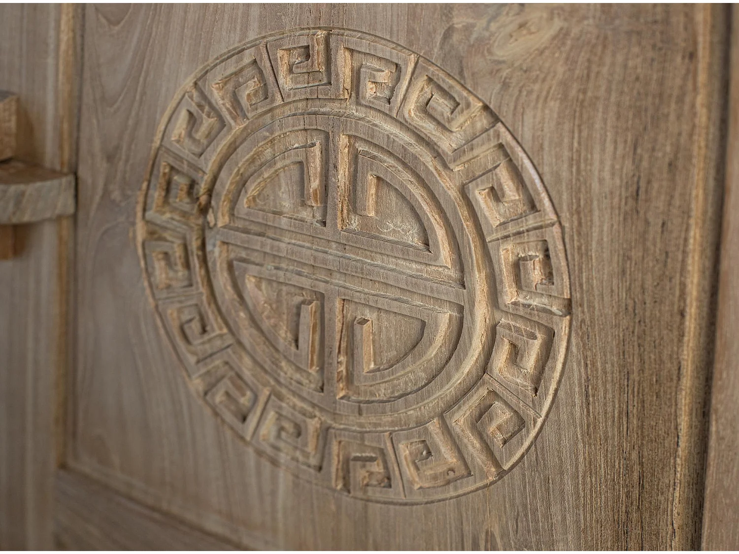 Credenza in teak massello con cassetti e ante intagliate in stile orientale.