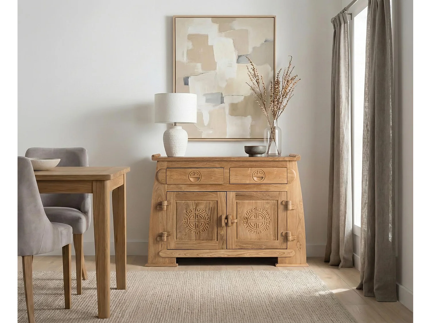 Credenza in teak massello con cassetti e ante intagliate in stile orientale.