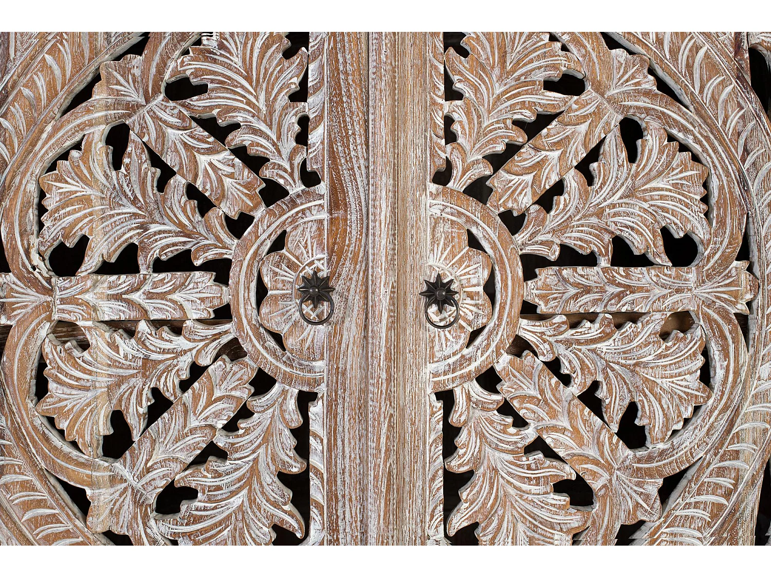 Armoire en teck avec sculpture artisanale et finition blanc lavé