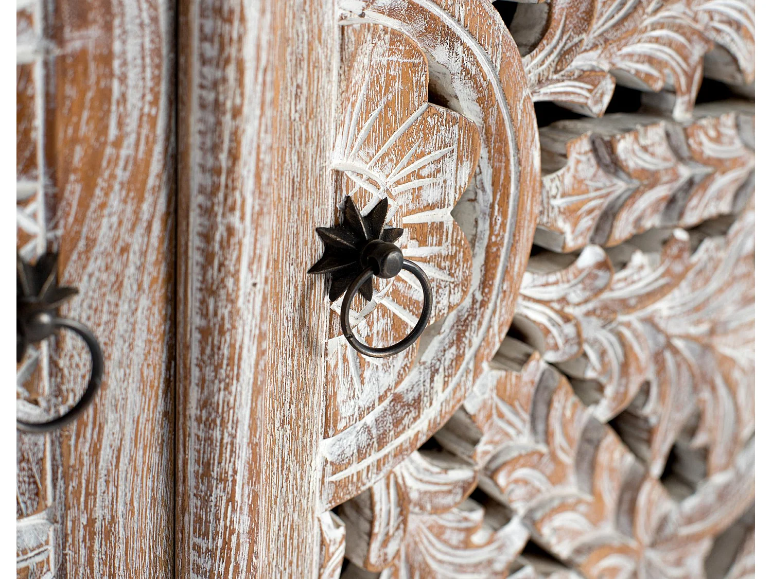 Armoire en teck avec sculpture artisanale et finition blanc lavé