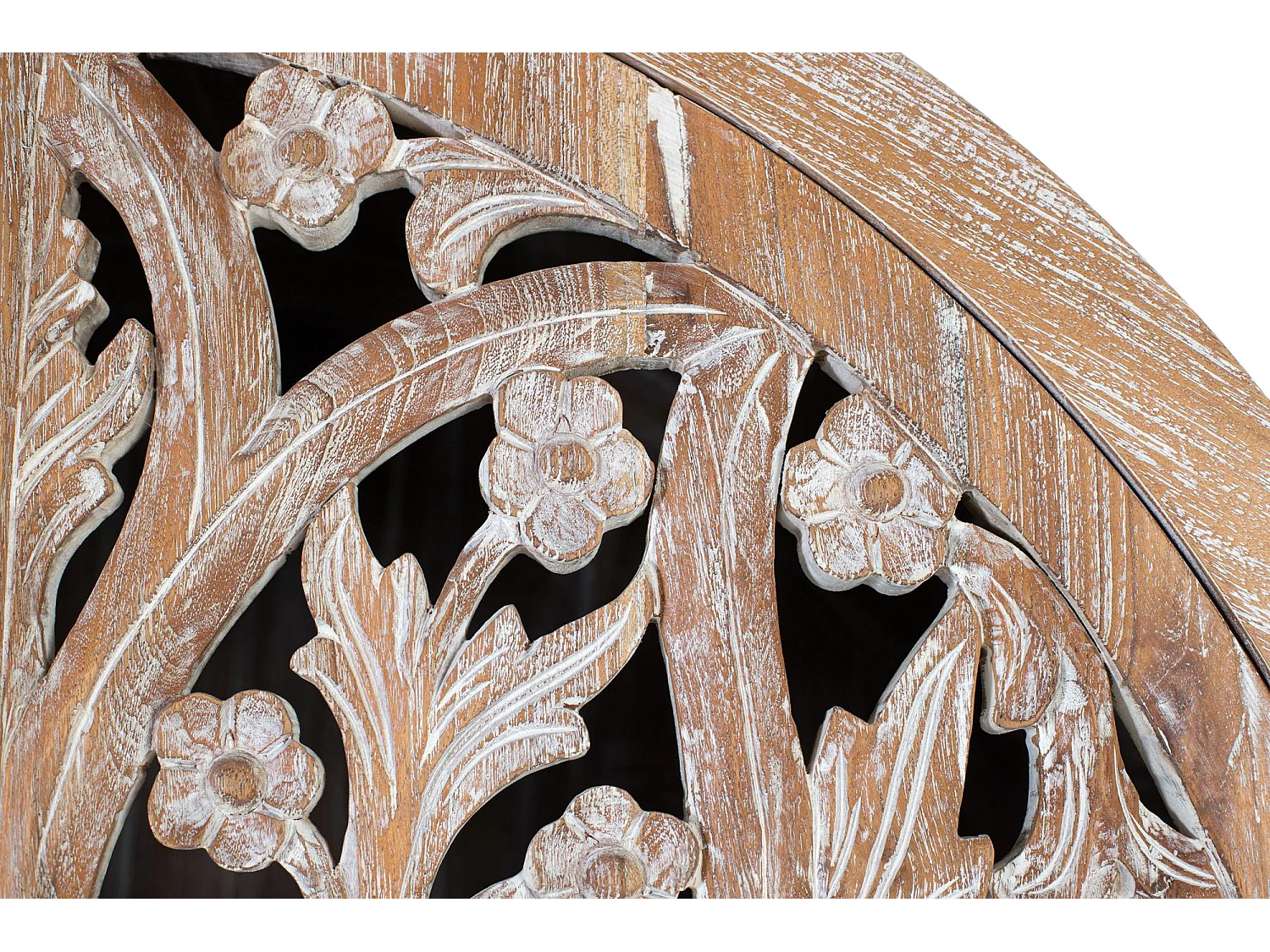 Armoire en teck avec sculpture artisanale et finition blanc lavé