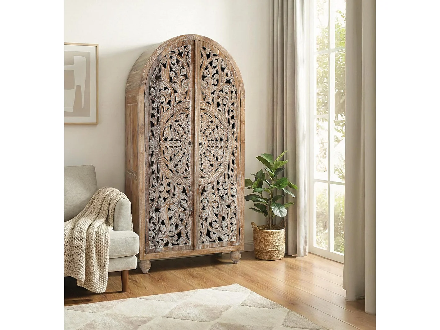 Armoire en teck avec sculpture artisanale et finition blanc lavé