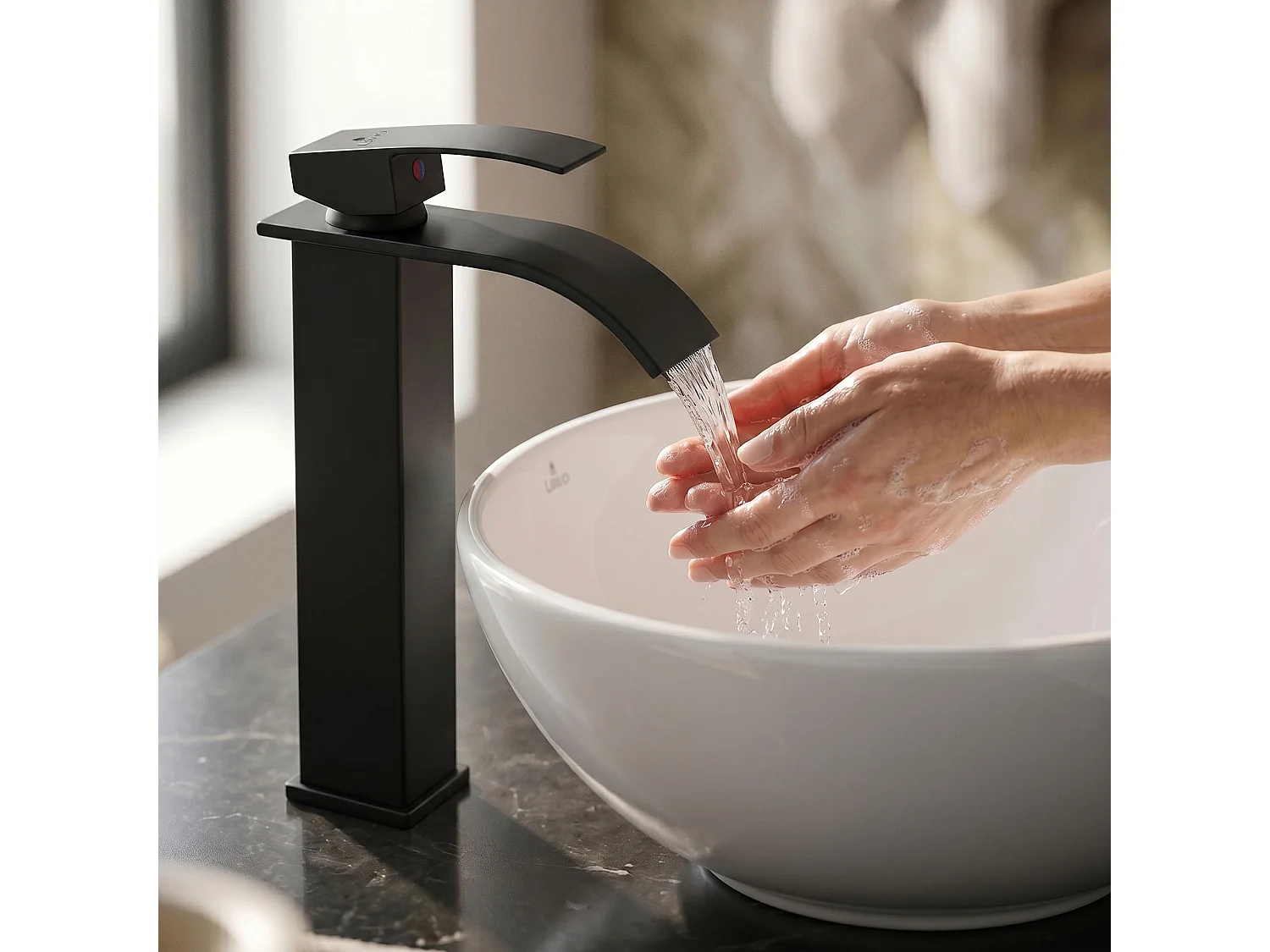 Hoge wastafelkraan waterval zwart opzetwastafel badkamerkraan EVIO