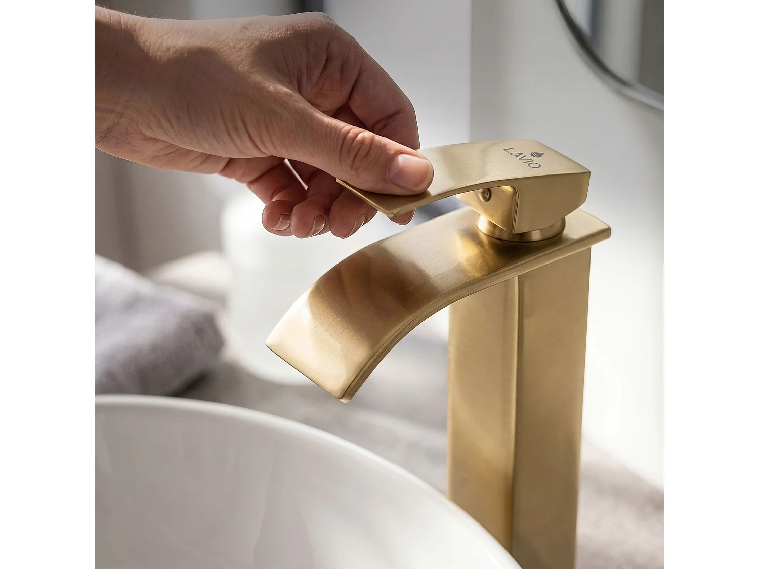 Hoge wastafelkraan waterval goud opzetwastafel badkamerkraan EVIO