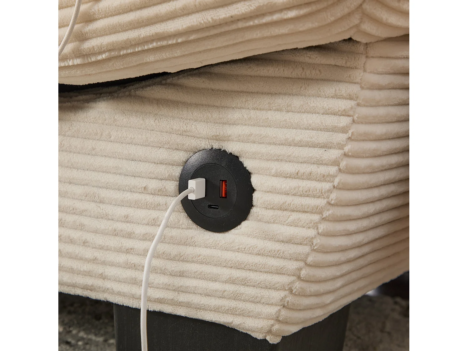 Canapé deux places, en velours côtelé, avec rembourrage en mousse haute densité, port USB-C et poches latérales, beige