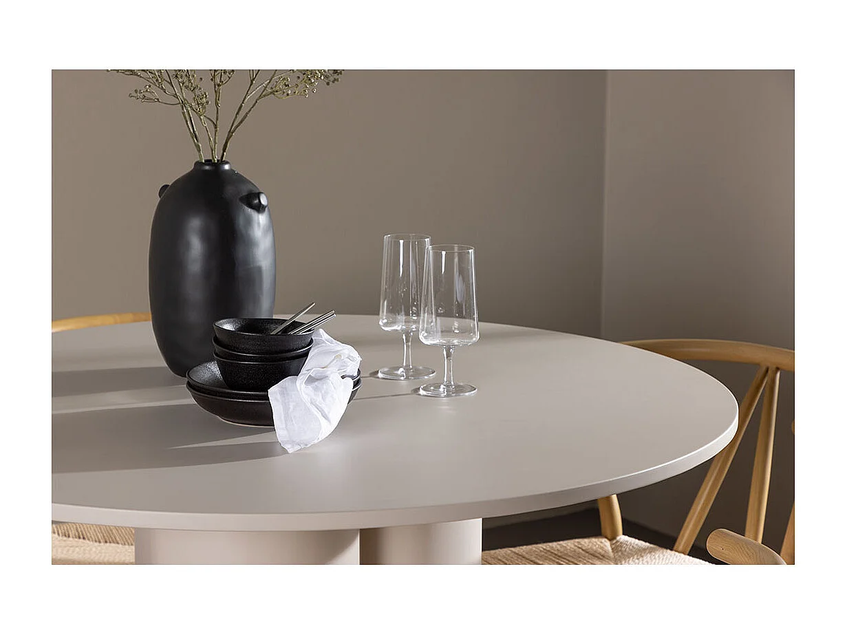 Olivia ensemble pour salle à manger table Ø110cm et 4 chaises avec accoudoirs empilables beige.