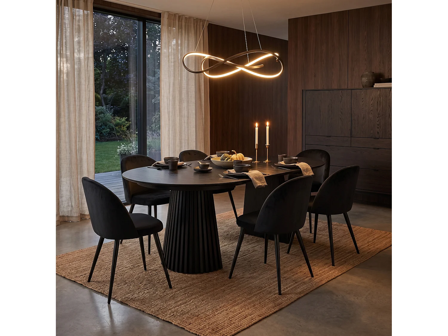 Tokyo eethoek eettafel zwart, 6 stoelen met zwarte velours bekleding.