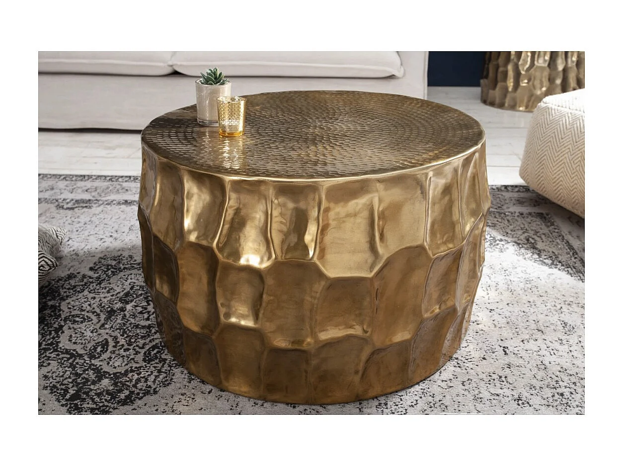 Table basse TRIANE dorée 70 cm – Aluminium martelé design relief géométrique