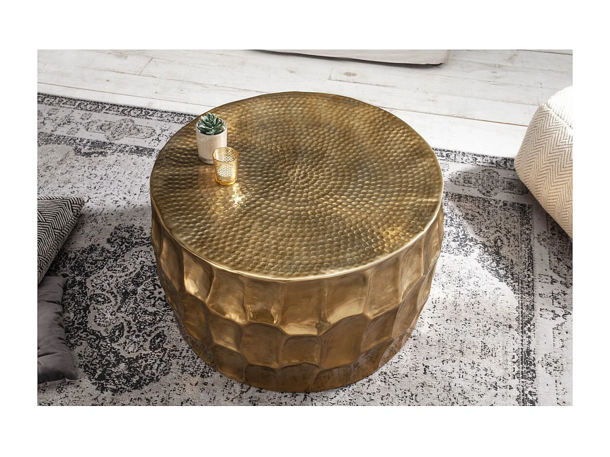 Table basse TRIANE dorée 70 cm – Aluminium martelé design relief géométrique