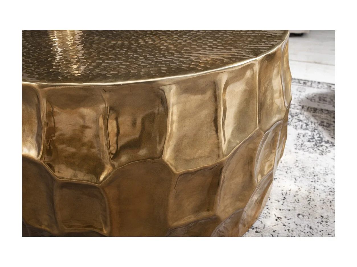 Table basse TRIANE dorée 70 cm – Aluminium martelé design relief géométrique